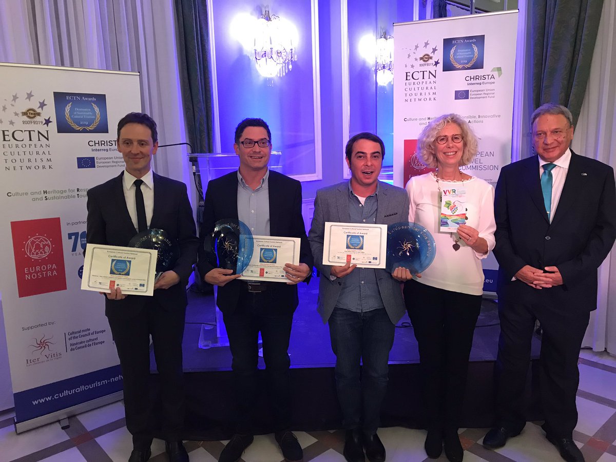 En direct de Grenade ! 🤩
VVR se distingue en remportant le 1er🥇prix Iter Vitis européen récompensant les initiatives de tourisme culturel, facteur de développement durable #interloire #vinsvaldeloire #oenotourisme #awards #itervitis <a href="/ectn_eu/">ECTN</a> @necstour <a href="/vvrvaldeloire/">Vignes Vins Randos</a>