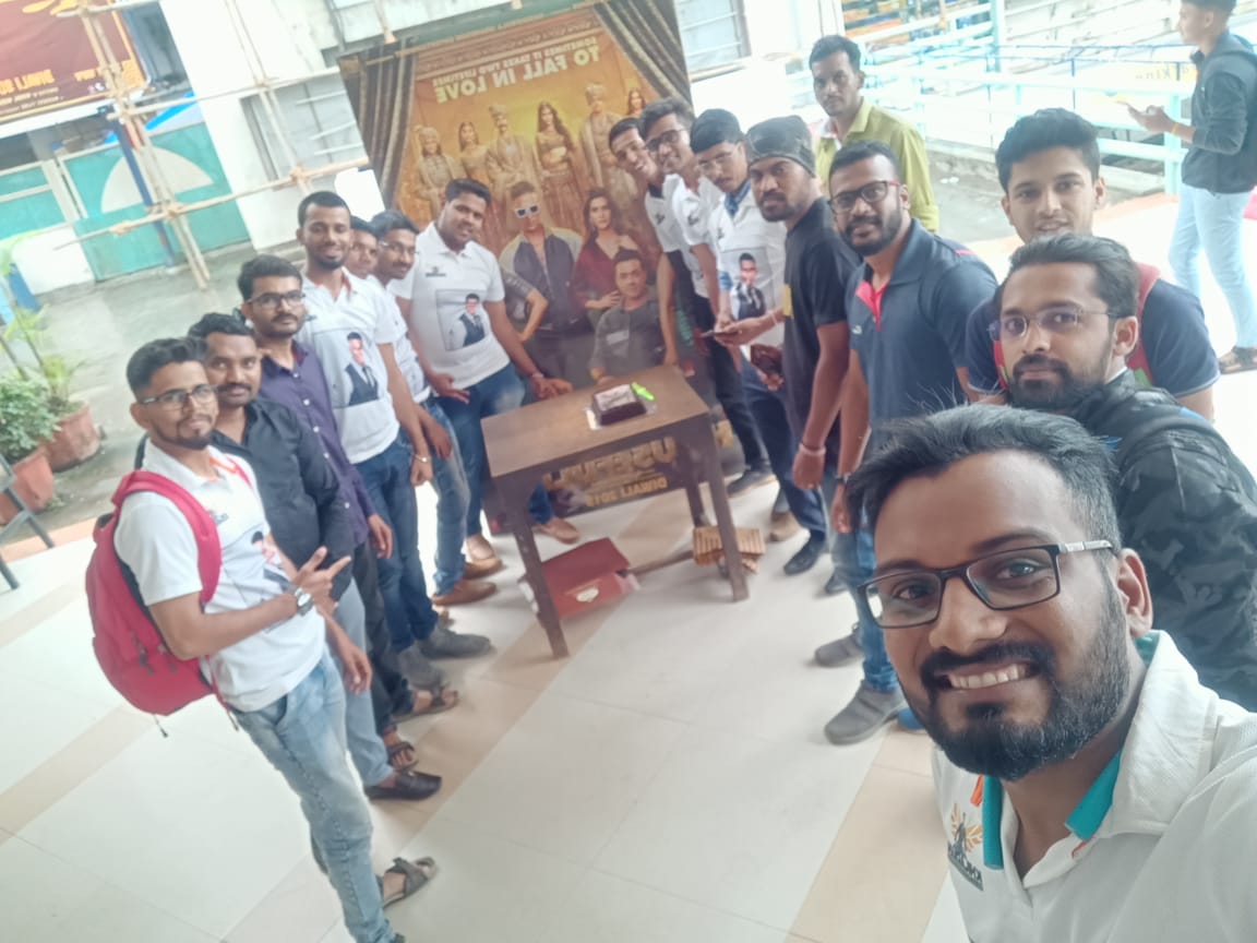 Khiladians_Pune's tweet photo. Team khiladians Pune FDFS celebration of #Housefull4... Its a best comedy movie of thi decade.. Audience loved this... Rib tickling comedy
@akshaykumar https://t.co/YO0xe5hRgZ