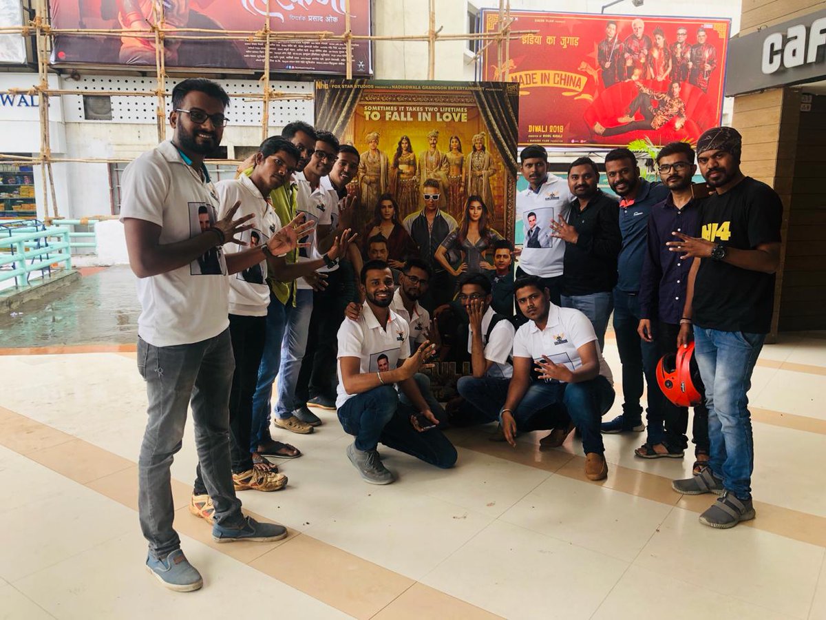 Khiladians_Pune's tweet photo. Team khiladians Pune FDFS celebration of #Housefull4... Its a best comedy movie of thi decade.. Audience loved this... Rib tickling comedy
@akshaykumar https://t.co/YO0xe5hRgZ