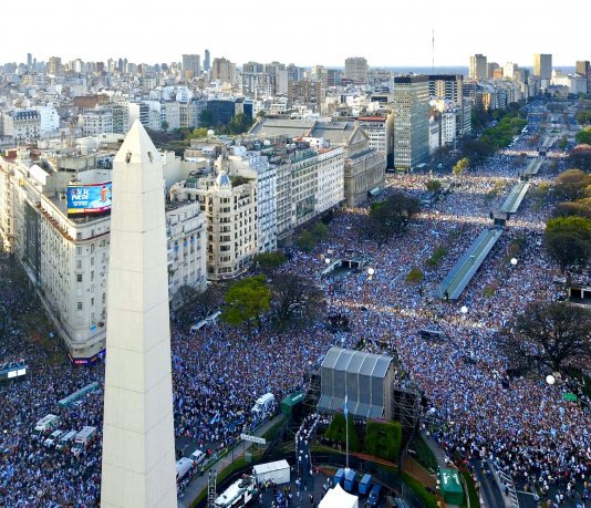Vos, en qué clase de país querés vivir? En Peronia o en Argentina?
#MauricioLaDaVuelta