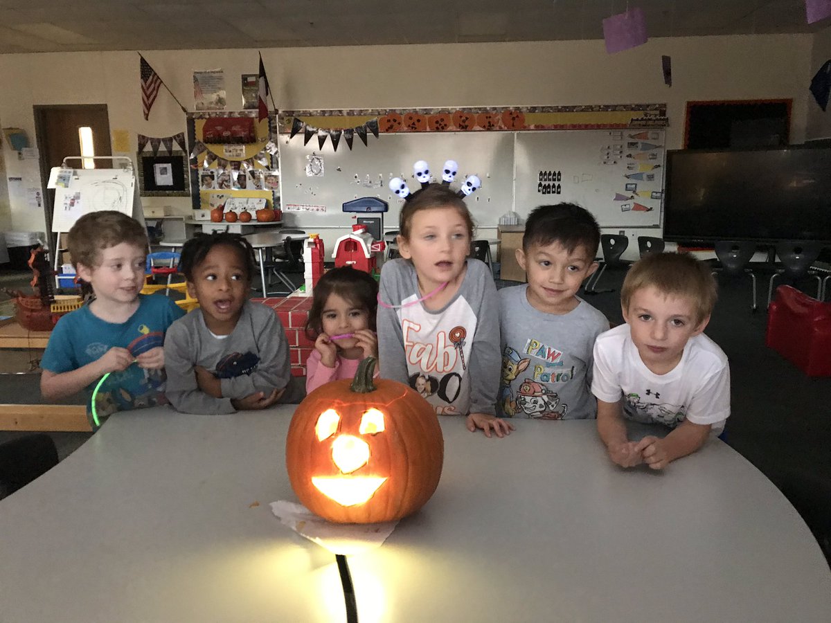 SchmidtShannan's tweet photo. Fun Friday  pumpkin learning g pumpkin carving  and roasting seeds #baxtersbest #baxterprek https://t.co/ow7XiTYj8N