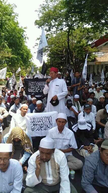 PrayuliM's tweet photo. Ulama, corong ummat #KendariBelaUlama - #CianjurBanggaBenderaTauhid #KendariBelaMahasiswa
#CTKT

@WihanWijaya https://t.co/1us0LsWSB8