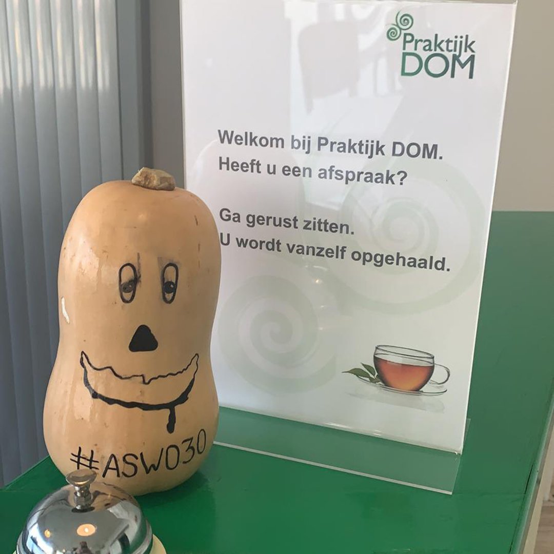 MascotASW030's tweet photo. En als je voor jezelf moet zorgen, ben je zo te zien ook van harte welkom op de Straatweg!
Er zijn genoeg ondernemers die zich zorgen maken om jou. Maak eens een bezoek aan de #ASW en ontdek ze allemaal. https://t.co/hycnL9ba0b