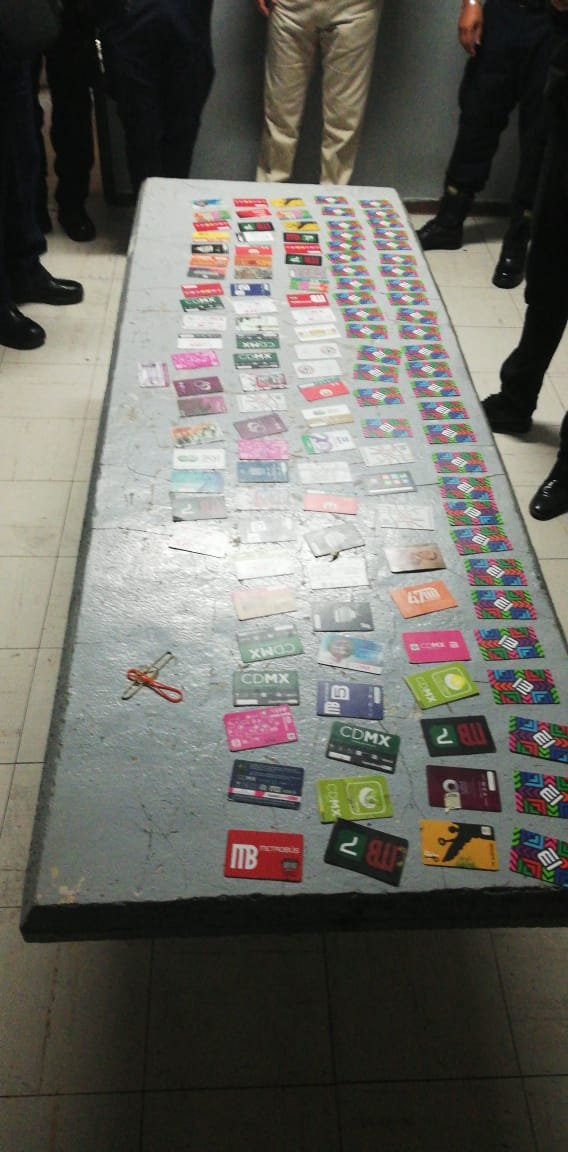 MetroCDMX's tweet photo. A través de alerta por radio de un vigilante del STC, en la estación Ferrería #L6 se detectó a una persona con actitud sospechosa abordando el tren hacia El Rosario, al llegar a dicha estación, el hombre fue abordado por elemento de seguridad encontrándole 120 tarjetas de peaje. https://t.co/iH7jIynTOq