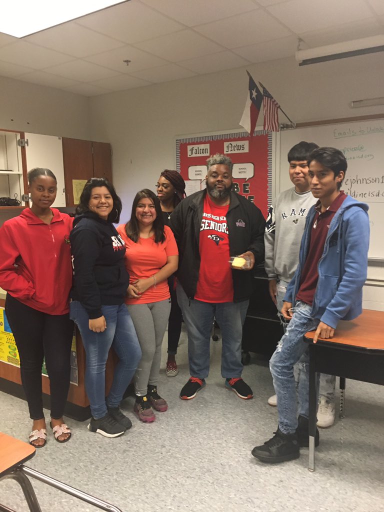 AldineVS's tweet photo. #SweetTreatRecipient #WaytoGoMrPrice #DavisFalcons #FlyHigherThanAnEagle #StudentSuccess #DedicatedLeader #OnlineLearning #WeAreAldine https://t.co/faRter0UMf
