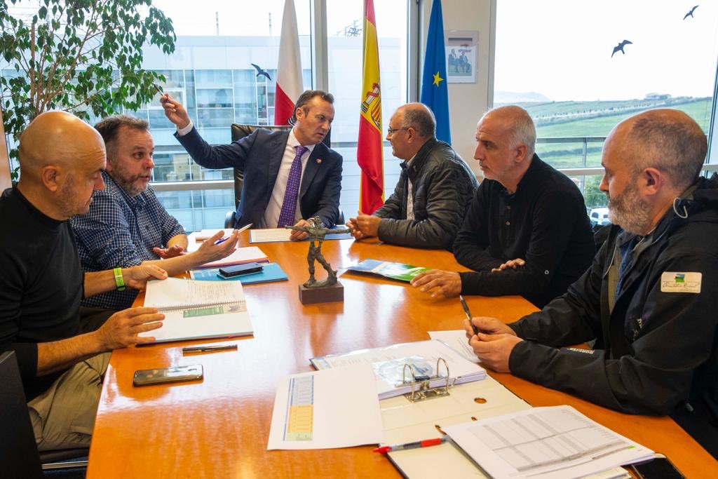 GuillermOngayo's tweet photo. Hemos revisado el funcionamiento de la Red Natura @Cantabria_Rural , que tanto bien hace en favor de la educación y el cuidado del medio ambiente, y repasado con el alcalde y parte de la Corporación de Ribamontán al Monte, las necesidades del municipio #desarrollorural #mambiente https://t.co/IKtGU1fyzA