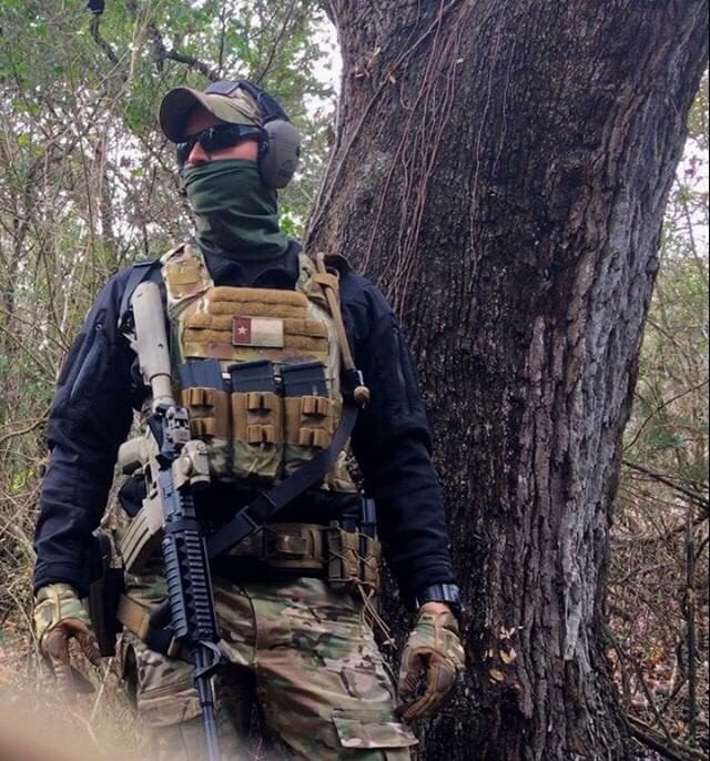 tag_usa's tweet photo. Instagrammer texan.infidel sporting the TAG MOLLE Quick Draw Pouches with Chemlight &amp; Shellback Carrier 💪🏼 #gearporn #tacticalgear #tactical #tacticalassaultgear #combat #tacticalpouch #molle #mollepouch #madeinamerica #pewpew #pewpewlife #gear #platecarrier https://t.co/9W83PeCKV4
