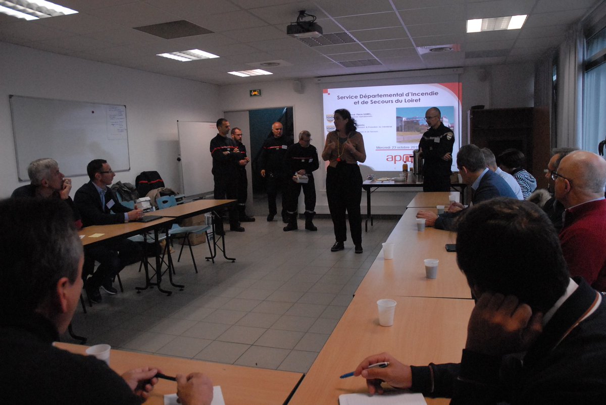 SDIS45's tweet photo. Dans le cadre de la promotion/développement du volontariat, @SDIS45 à accueilli une vingtaine de chefs d'entreprises loirétaines de #APMLoiretStBenoit pour travailler à des problématiques communes de management/gestion, mais aussi leur faire découvrir les activités de pompier https://t.co/nhbfZ5D3n0