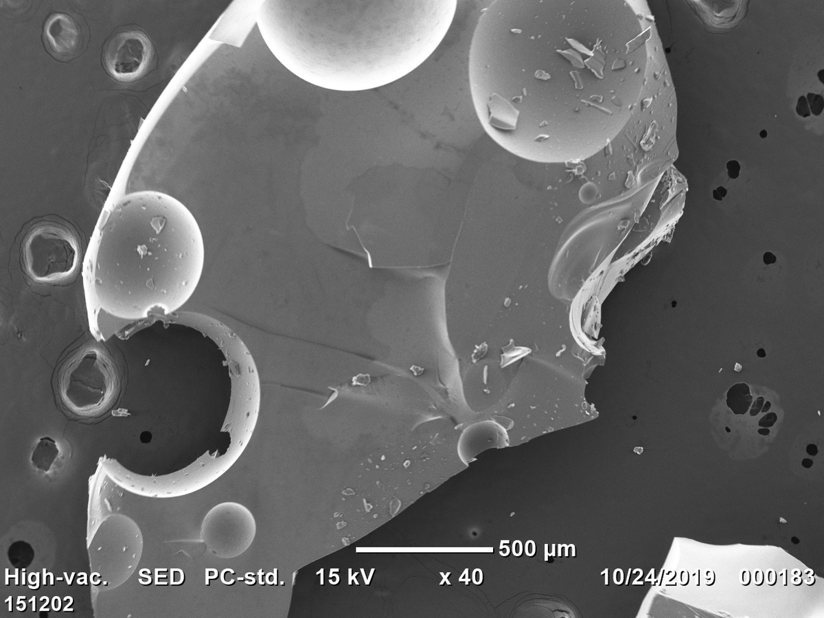 Check out this #SEM image of basaltic #lava glass from <a href="/SyracuseLava/">Syracuse Lava</a> large-scale experiments. 
#VolcanoTwitter #PhDLife