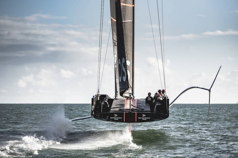 Voiles_Voiliers's tweet image. Une photo extraordinaire du #monocoque volant #AC75 #Britannia @INEOSTEAMUK @americascup bit.ly/2PkFuf0