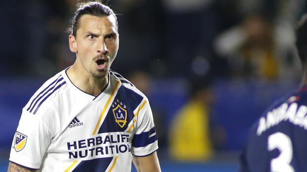 exportando_peru's tweet photo. El vulgar gesto de Ibrahimovic tras eliminación de Los Angeles Galaxy 😲 ❌

➡ https://t.co/eIafsgIigg https://t.co/yRP8au9HX4