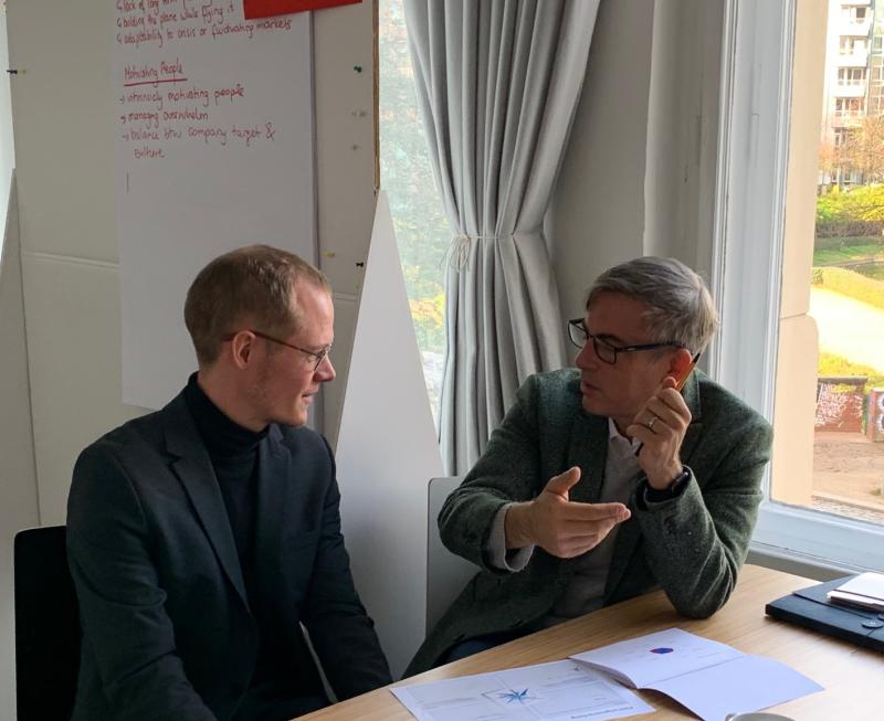 lead_berlin's tweet photo. Heute geht unser Führungskompass den nächsten Schritt in die LEAD Community: Unser @BenSahlmueller und Tobias Leipprand befähigen in unserem ersten TtT aka Train-the-Trainer die ersten DozentInnen selbst anzuwenden.
https://t.co/Vh4IPyP1Ch
#LEADberlin #leadershiponfire https://t.co/Kd01bTqycJ