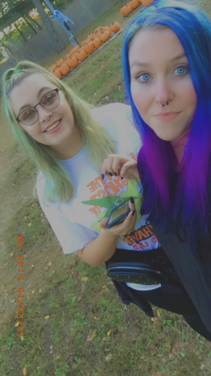 Gothicamuse2's tweet photo. Pumpkin picking 10/23 with @PaigellaMae ❤️ https://t.co/F6fbOG4ddw