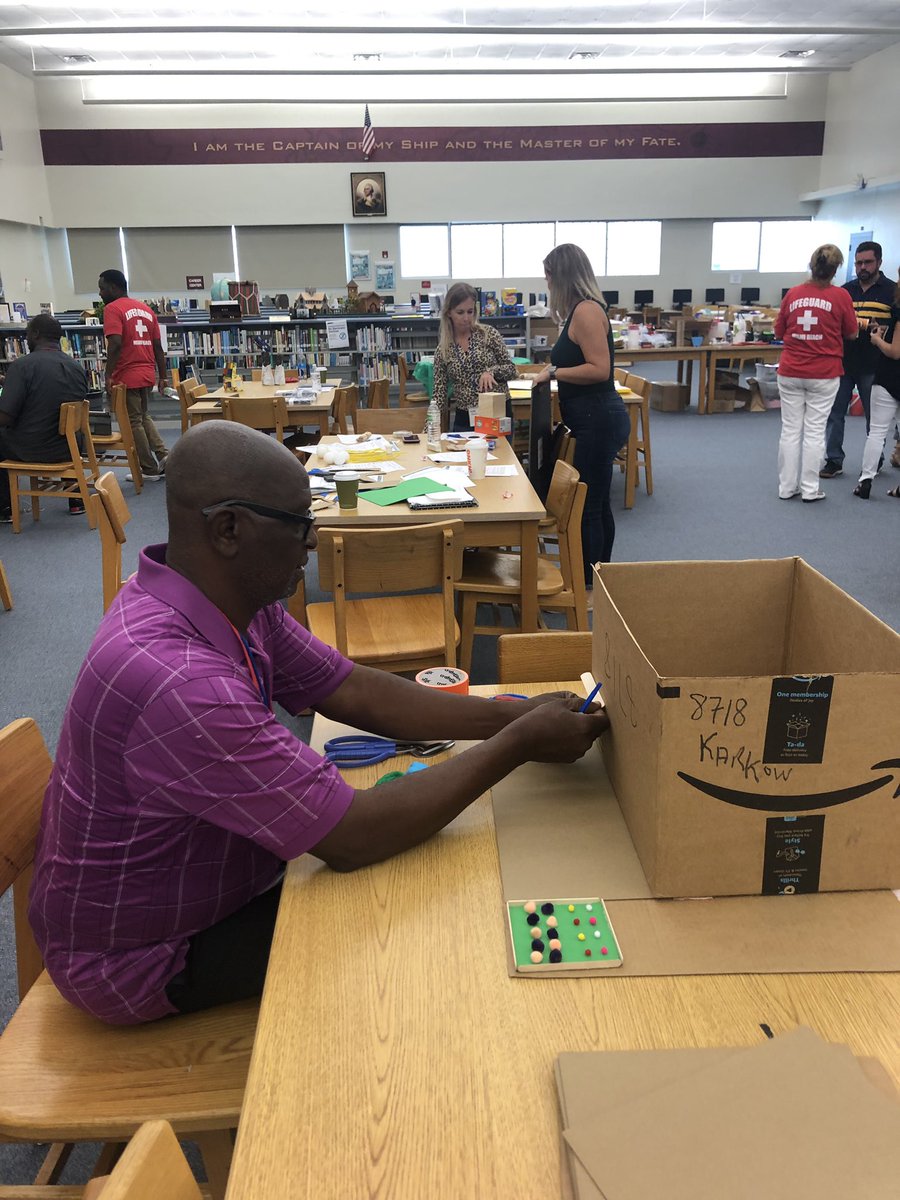 DrIliaMolina's tweet image. Hands on PD! Teachers engaged in completing the projects their students will be completing during the 2nd grading period! #funPD @MDCPS_MSR @DiscoveryEd