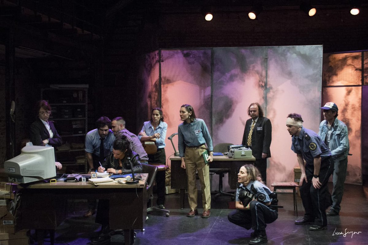 BESAME MUCHO - Nuestra CRITICA:
Un hilarante disparo al corazón. De Javier Daulte, con una maravillosa dirección de Gonzalo Urtizberea, y un gran trabajo en equipo del numeroso y homogéneo elenco. Critica de Denise Griffith. 
+ NOTA COMPLETA:
geoteatral.com.ar/nota/BesameMuc…