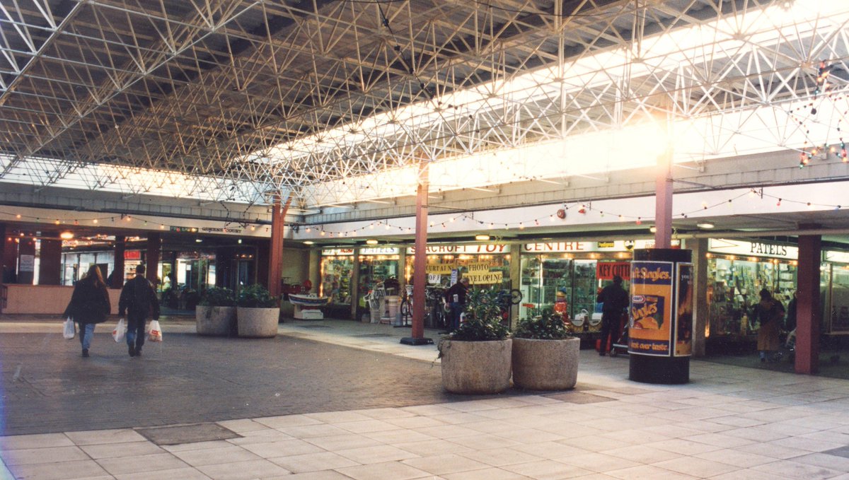 35 unseen photos of Seacroft shops, roads and pubs through the years #Leeds #Seacroft 
Gallery: tinyurl.com/y46zqr4w