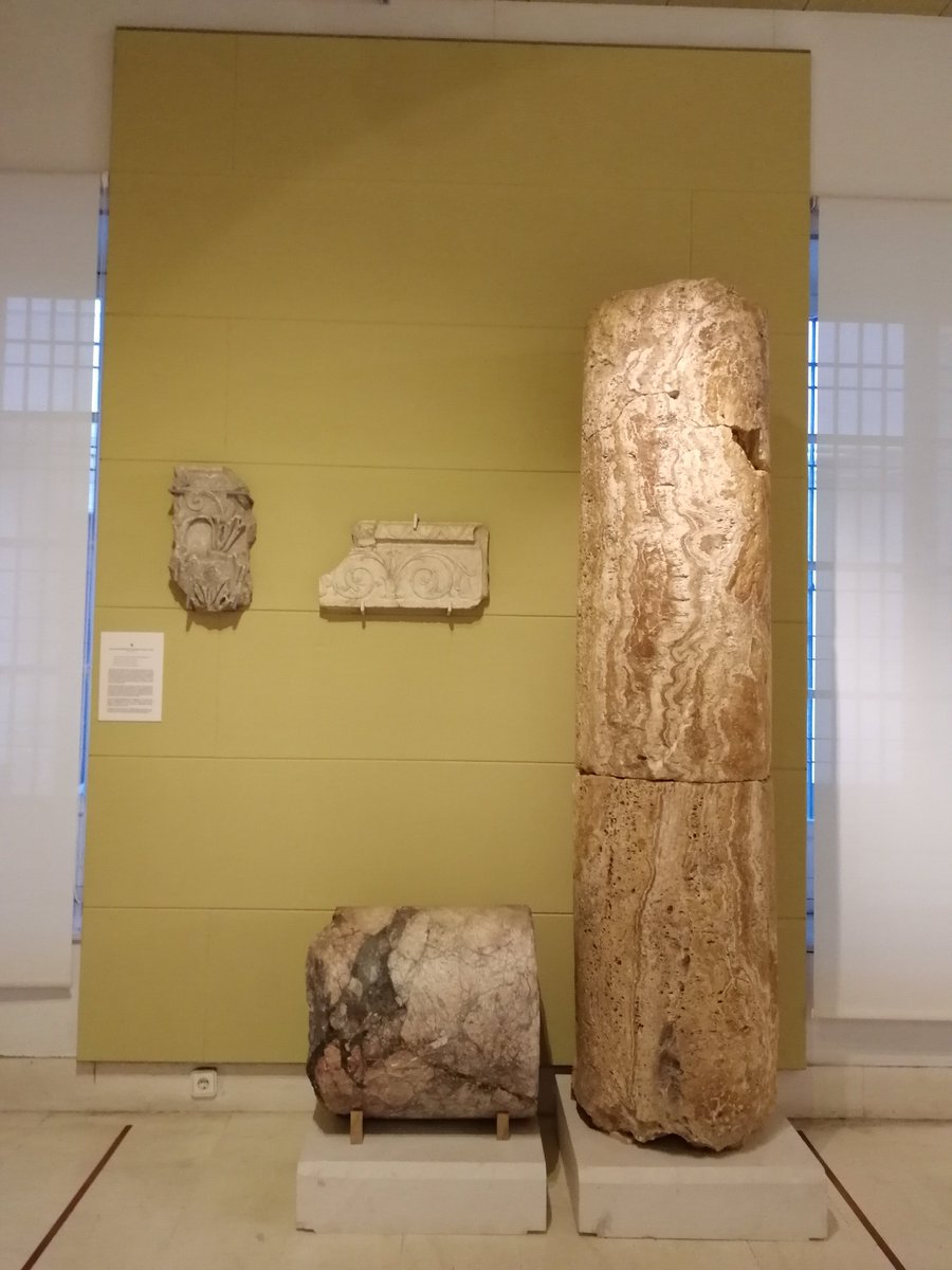 Es uno de los pocos edificios públicos que menciona Estrabón en su Geographica, quizás debido a que es uno de los primeros en los que se usa una ornamentación a base de mármol y alabastro. Restos de esta decoración están expuestos en  @MuseoCadiz