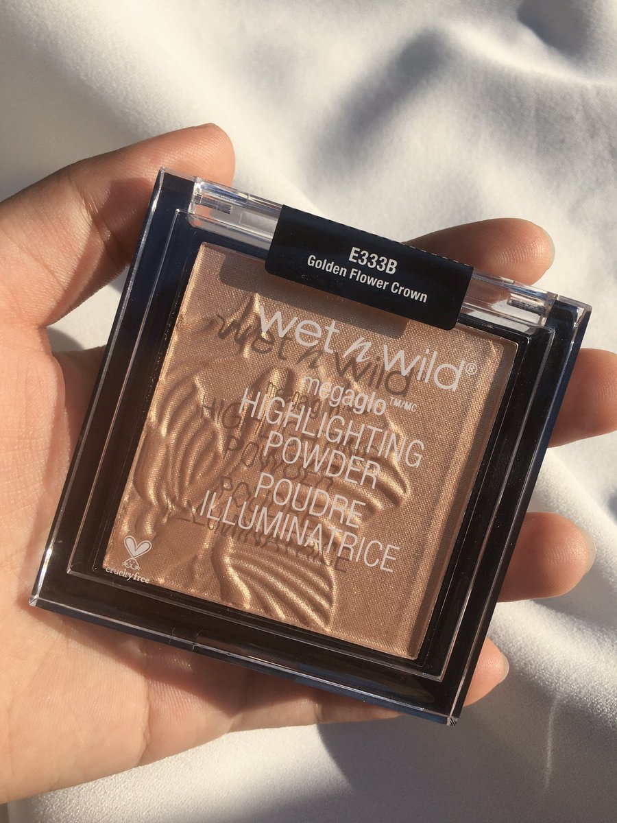 chams_girl's tweet photo. โอ้โหหหหไฮไลท์ของ wet n wild สีgolden flower crown แบบสีสวยดูแพงมากกก คือปัดแล้วหน้าดูฉ่ำ โกลว์ และถ่ายรูปส���ยมากจริงๆ ยิ่งแสงส้มๆหน่อยให้ฟีลเหมือนอยู่ต่างประเทศเลย555 #ไว้รีวิวห้ามขายของโว้ยย https://t.co/zfYn9BVf51