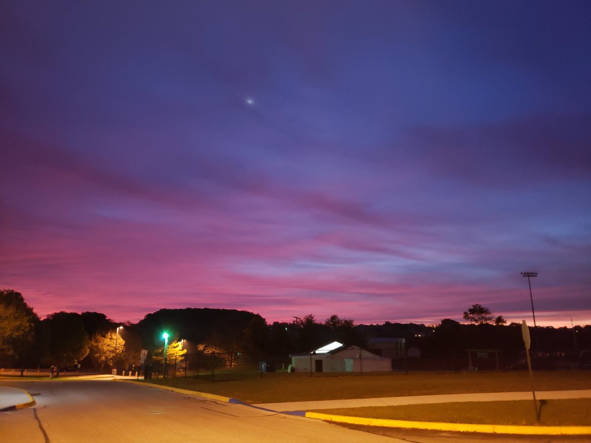 RyanMelhorn's tweet image. Beautiful sunrise over the campus this morning...great way to end the week. #SWExcellence #swhsmustangs