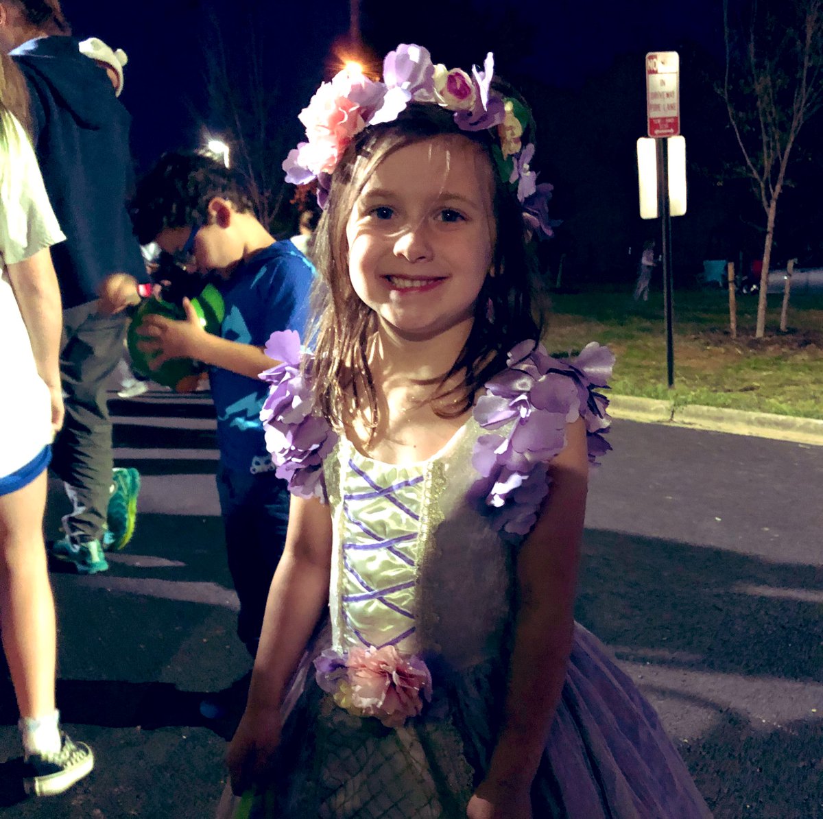 RebeccaMacRVA's tweet photo. Trunk or Treat + School Book Fair last night was a success! #momlife #PrincessPerry πΈπ https://t.co/jzcEX9hAx9