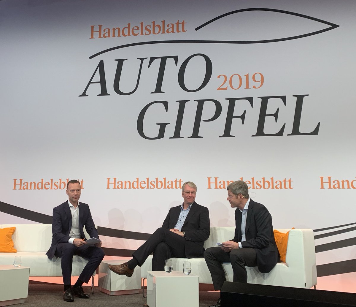 benjaminkrebs1's tweet photo. Journalismus live - tolles Format des #Handesblatt für den #HBAutogipfel 2019.
Top Vorträge gepaart mit sehr klaren Fragen und starken Diskussionen - so macht das Spass und bringt die deutsche Wirtschaft weiter!
Danke @OlaKaellenius, O. Blume, O. Zipse, S. Sommer, S. Hartung https://t.co/OieRJ3m0EN