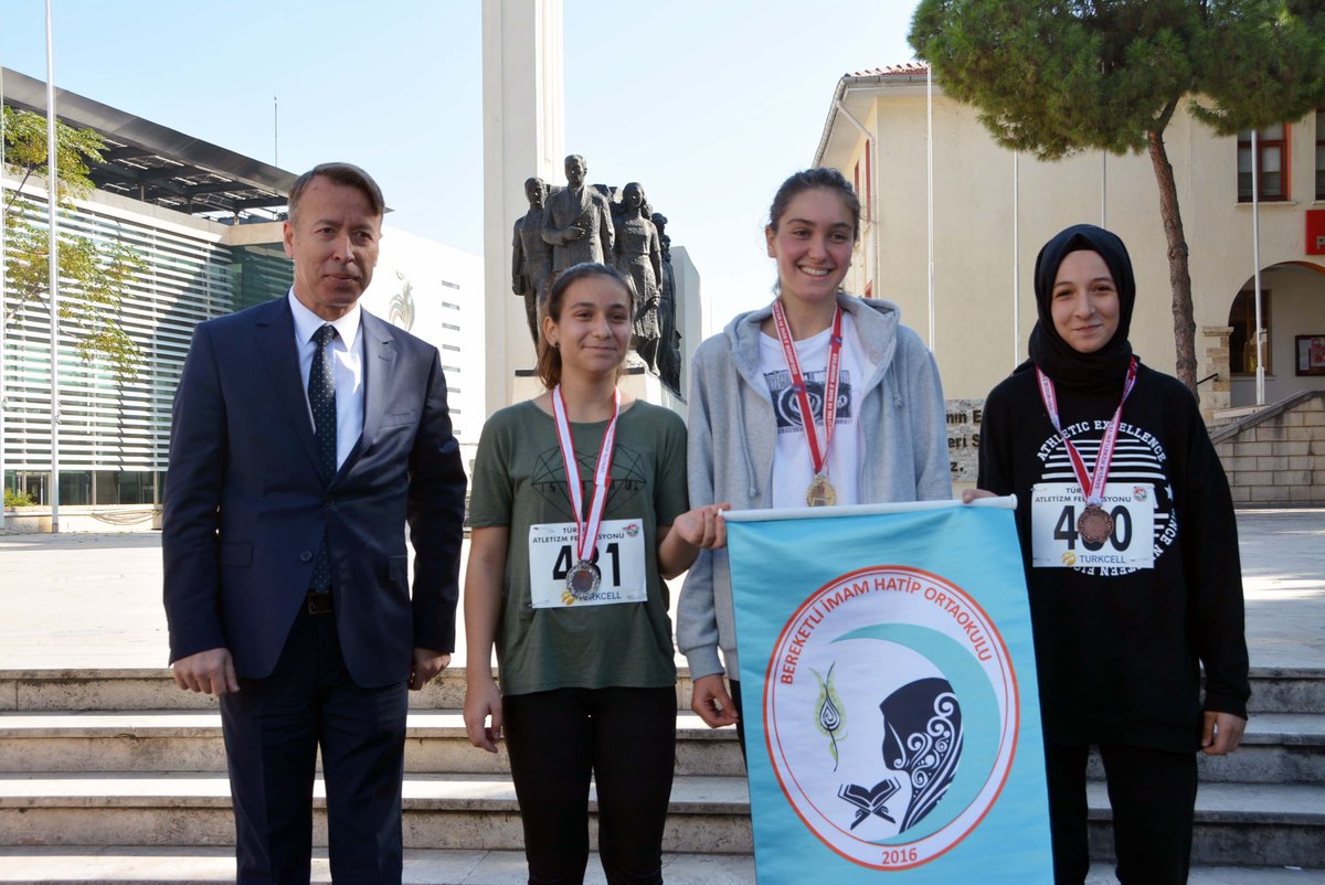 Cumhuriyet Kupası Yol Koşusu, bugün Gençlik Merkezi önünden başlayıp Valilik önünde son buldu.
<a href="/mehbaykan/">Mehmet Baykan</a> <a href="/hasannkarahan/">Hasan KARAHAN</a> <a href="/osmanzolan/">Osman ZOLAN 🇹🇷</a>