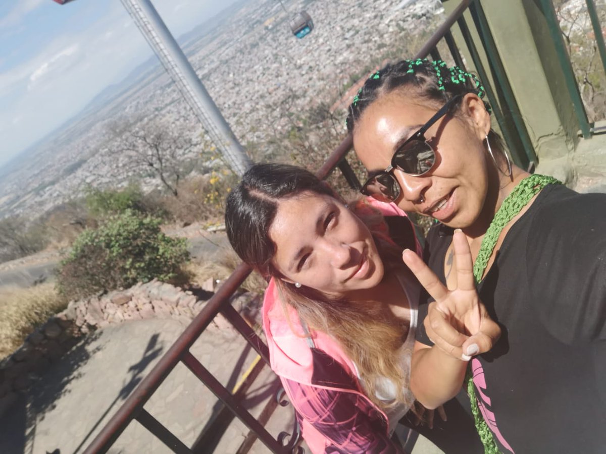 La clave es q salgamos de este estancamiento, de un país cuyo sistema educativo y de salud no sólo se ha deteriorado,sino q es cada vez más desigual entre sectores sociales #CierreCampaña #CimaCerroSanBernardo