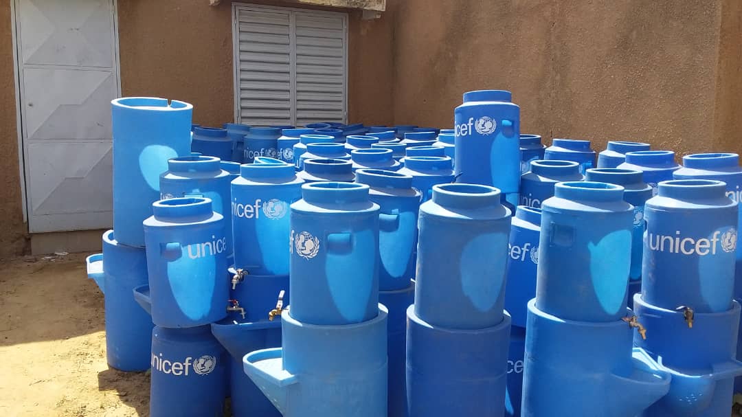 Domou_Papa_Nd's tweet photo. #seneduc #iefkanel #UNICEF distribution du matériel Wash
Chaque école va recevoir 2 dispositifs lave-mains, 5 seaux, 4 paquets savons et un carton aquatabs pour une bonne mise en oeuvre du programme "eau assainissement et hygiène ( WASH)" dans les écoles.
#kebetu #Senegal https://t.co/REVeoMSAla
