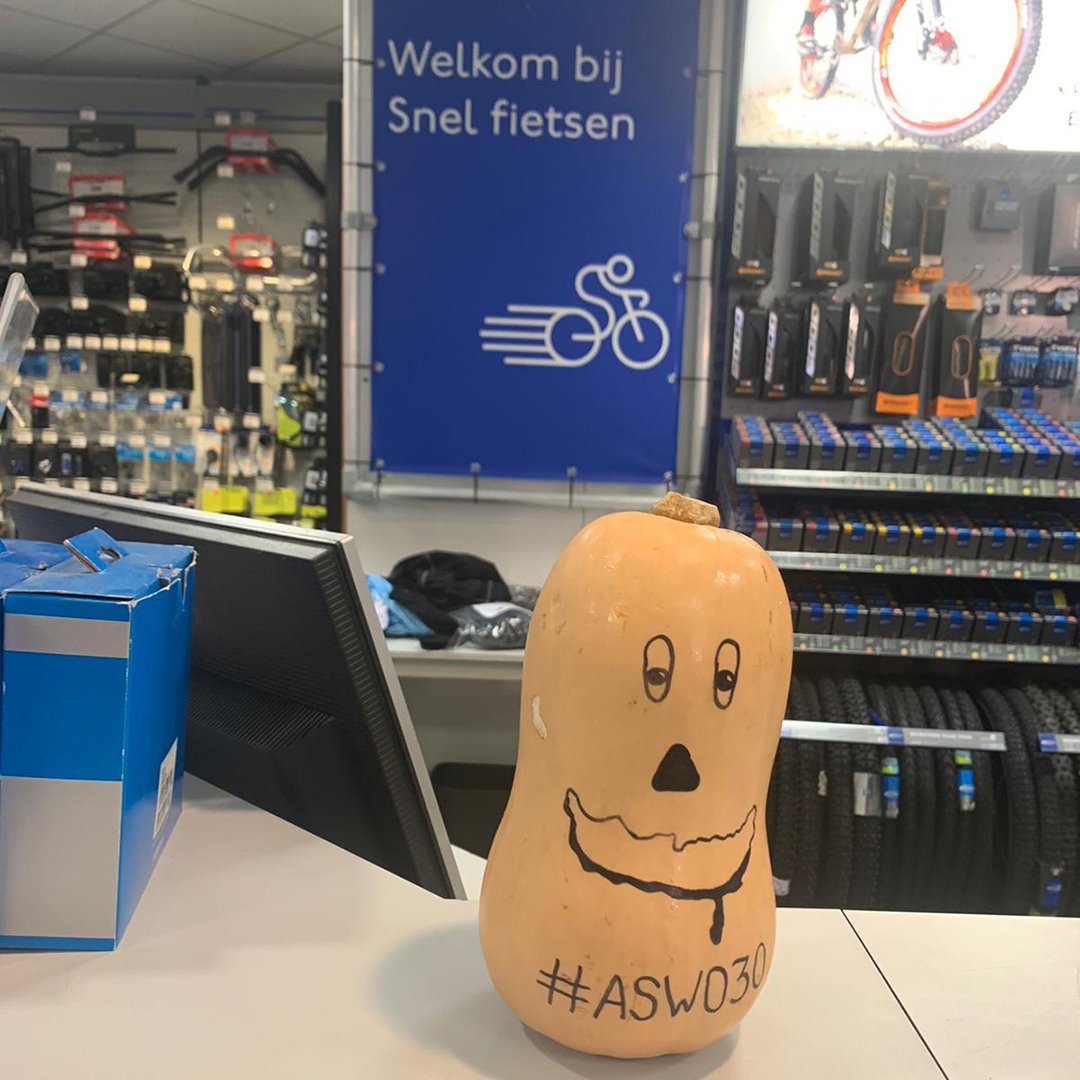 MascotASW030's tweet photo. Op de #fiets is het een snelle manier om de #Straatweg te ontdekken. Jammer genoeg rijd je dan wel ook erg snel langs alle leuke etalages van de winkels. #Twijfelachtig ben ik toch maar gaan wandelen. Dan ben je iets langer bezig, maar zie je zoveel meer!
#ASW030 #Halloween https://t.co/STGSkCtoj6