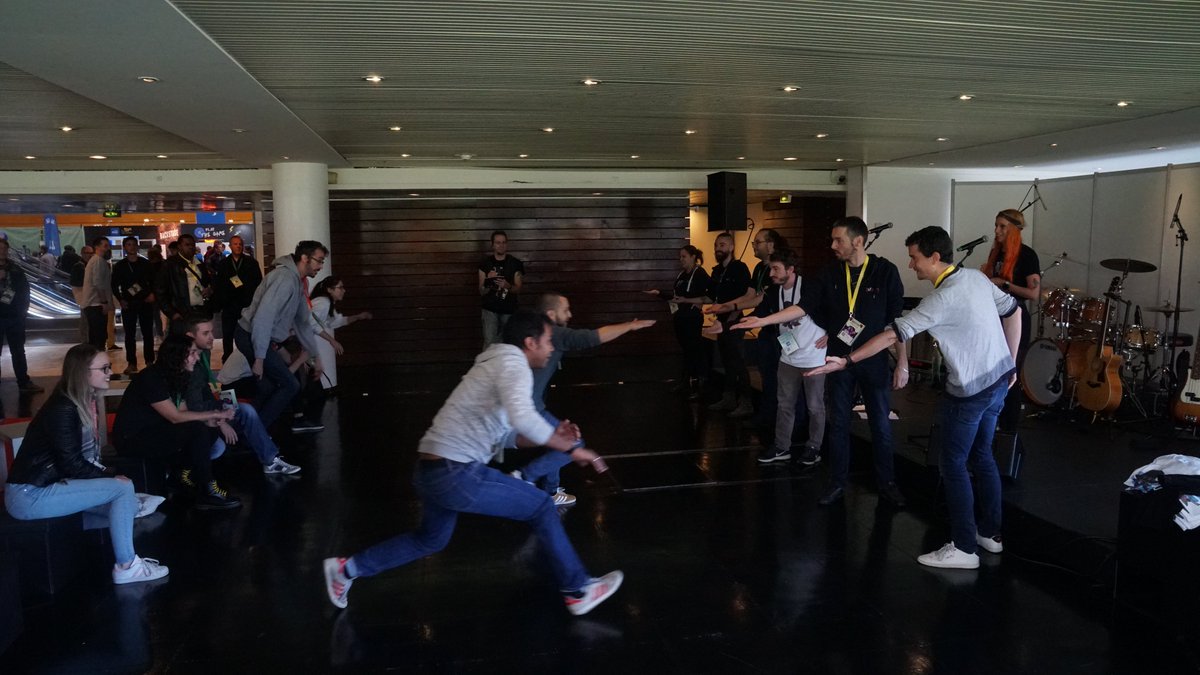 Merci à <a href="/Isocom_fr/">Isocom</a> pour ces t-shirts Axolotls fait en un temps record pour le <a href="/devfestnantes/">Devfest Nantes</a> 🙏👕 ! Réactivité, service et qualité au top 🏅
Les T-shirts ont été distribués lors d'un Blind Test Rock 🤘 et les participants se sont donnés à fond 🏃‍♂️🏃‍♀️💯