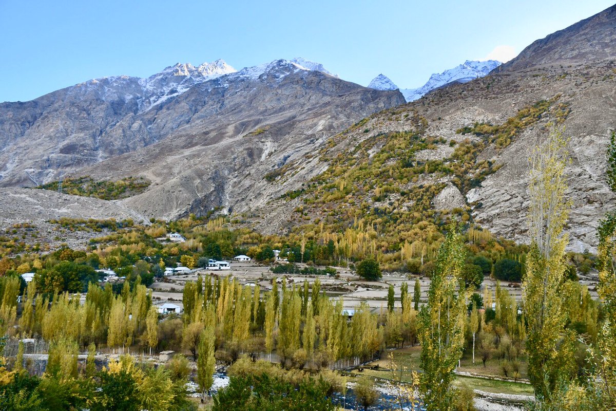 rgkureshi's tweet photo. Another fall, another turned page!
#Autumn...the year's last, loveliest smile.
#Gobor the last destination Pak-Afghan Border, in the line of duty and pleasure. https://t.co/H6IOIqjXPO