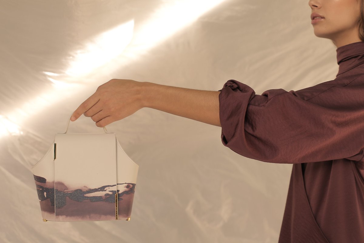 onesixonebag's tweet photo. This is Gaia Small Vuelos. 
Limited edition of 161 units created in collaboration with Nanda Botella, featuring “Vuelos” masterpiece. Our exclusive design is based on the golden ratio and has been crafted by master artisans of leather in Ubrique, Spain.
https://t.co/N7YoqXmdhd https://t.co/Iztm324wI9