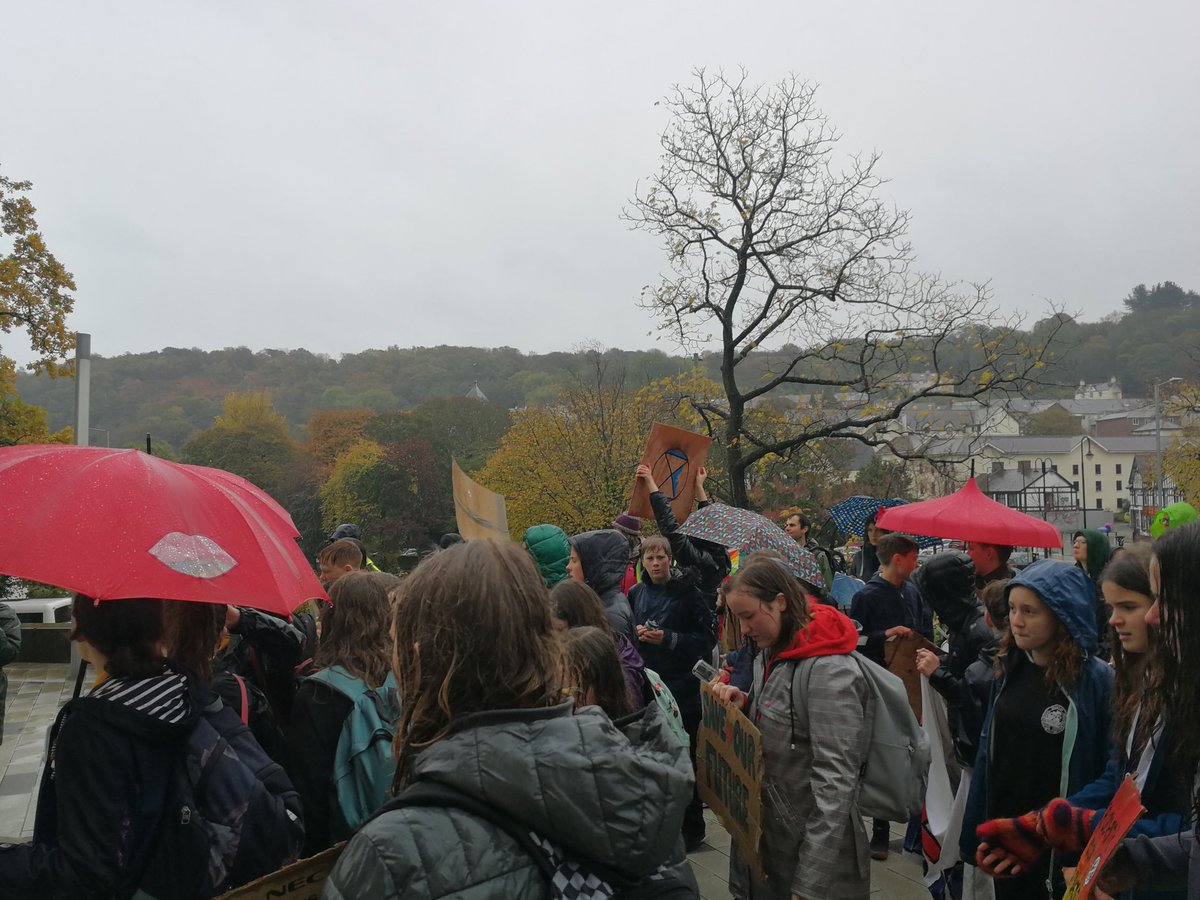 Showing support for the #youthclimatestrike #FridaysForFuture in #Bangor along with a good representation of @sos_bangor_uni #PhD students @OceanIceBrad @BH_Francis @_niahjones