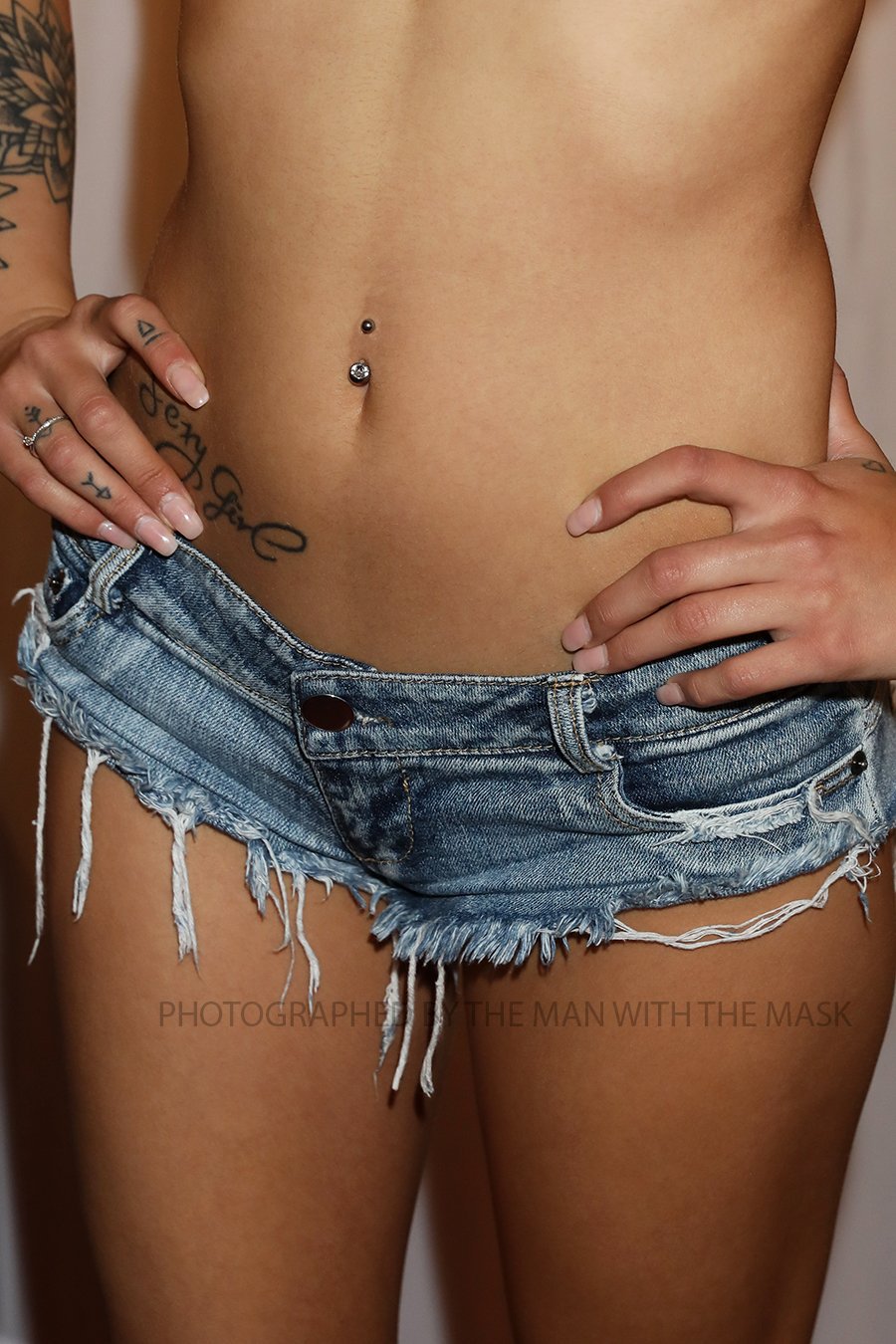 Sexy Girl🎧 ( 2Raumwohnung ) 🎧 photographed by THE MEN WITH THE MASK #sexygirl #2raumwohnung #hotpants #jeans #tattoo #hotgirl #hotmodel #model #sexymodel #body #bodypart #bodyparts #hotpantsjeans #themenwiththem1 #shortshorts #daisydukes #germanmodel #nudemodel #pornmodel #sexy https://t.co/ApMtiT0xk6