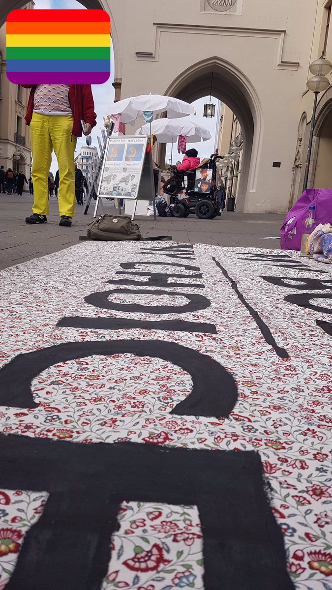 Auch gegen den Infostand der selbst ernannten „Lebensschützer*innen“ vom Verein ALfA gibt es Protest. 

My Body My Choice statt Bevormundung und Antifeminismus. ✌️ 

#muc2510 #ProChoice #wegmit218 #wegmit219a