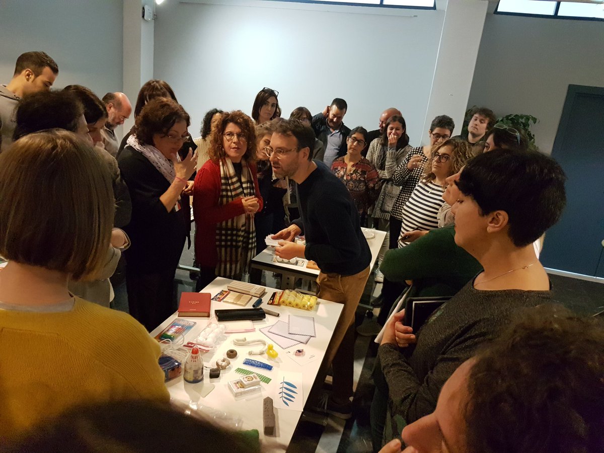 pousa_maria's tweet photo. Estamos facendo un libro-obxectoxolectivo sobre o Medio Ambiente con Pablo Otero. #bescolaresgal Comunicación e cidadanía. #ODS #bibliocreativa #BE3C #BECCC https://t.co/9Jz3bJ9Twm