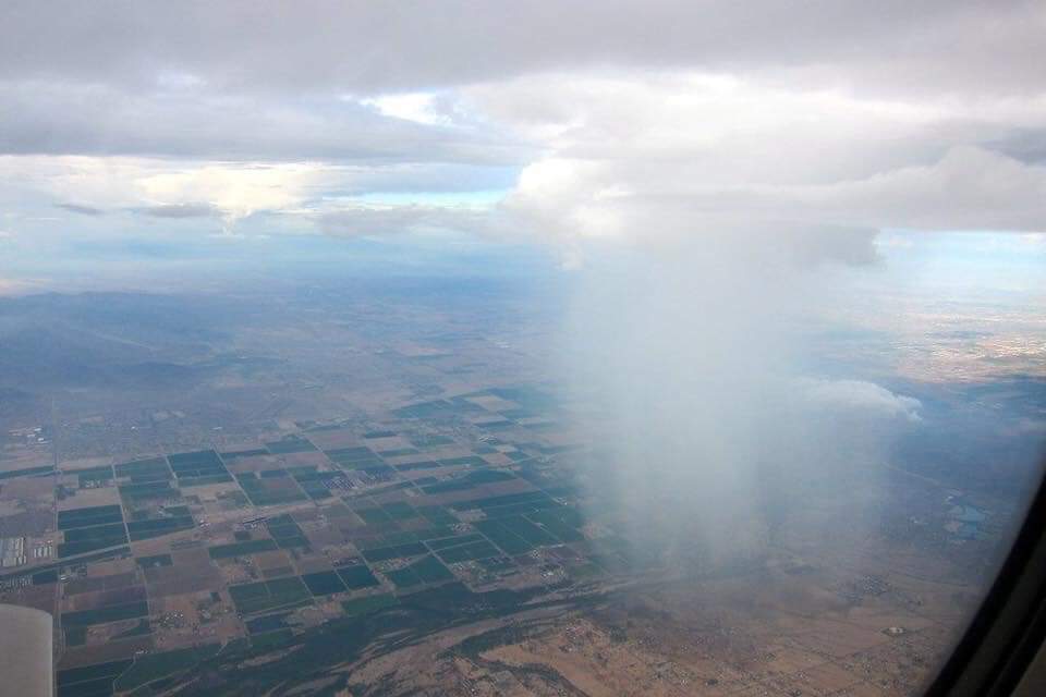 هَكذا ترى سَقوط المَطر من نافذة الطَائرة🌧☝🏻