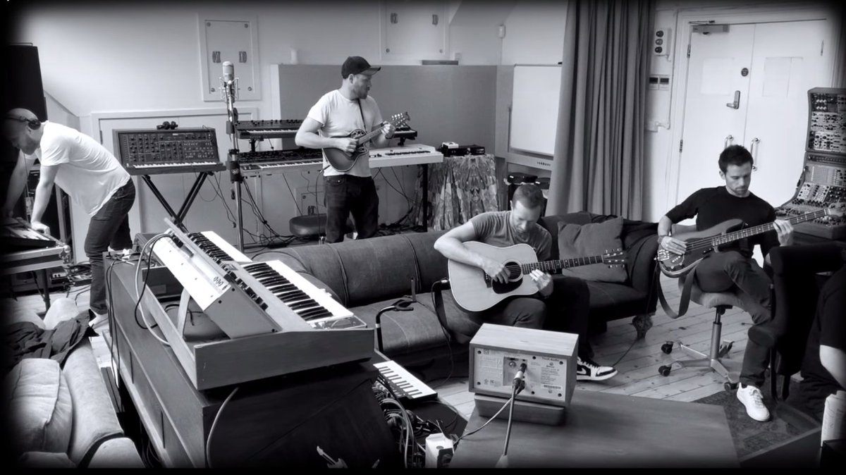coldplayxtra's tweet photo. Coldplay recording Orphans in the studio #EverydayLife
🌙 #OrphansVideo
☀️ https://t.co/tOZeE1cf0h https://t.co/OQbtpSqo9I