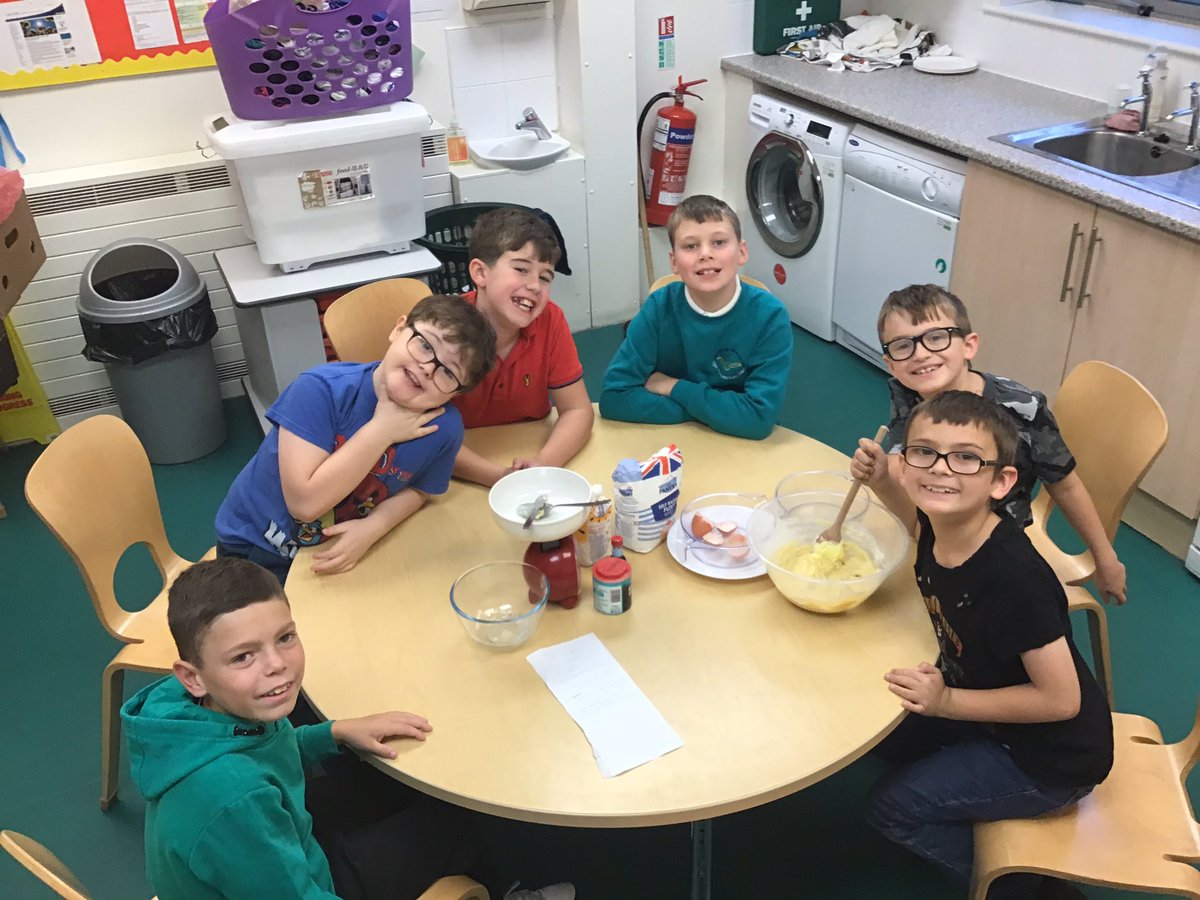 OgmoreP's tweet image. We are making spooky Halloween cupcakes. We all had a turn to weigh, stir or add ingredients. #Class15 #TheOVWay