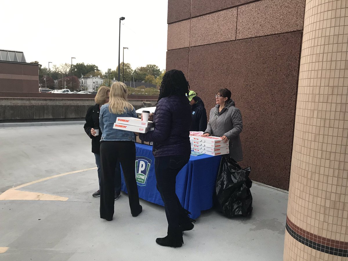 gmeansparking's tweet photo. Another @LexParkingAuth #CustomerAppreciationDay, today we’re featuring @CupCommonWealth ☕️ &amp; @dunkindonuts 🍩 More coming soon to a #LEXPARK garage near you!! Get your free LEXPARK ice scraper https://t.co/g4QfPgfjoP
