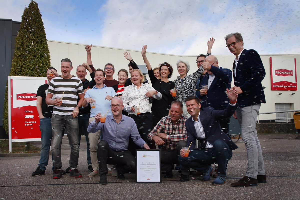 Trotse en blije medewerkers <a href="/promtomatoes/">Prominent tomatoes</a>. Zij zijn de derde en laatste genomineerde voor de Tuinbouw Ondernemersprijs 2020 #TopTuinbouw