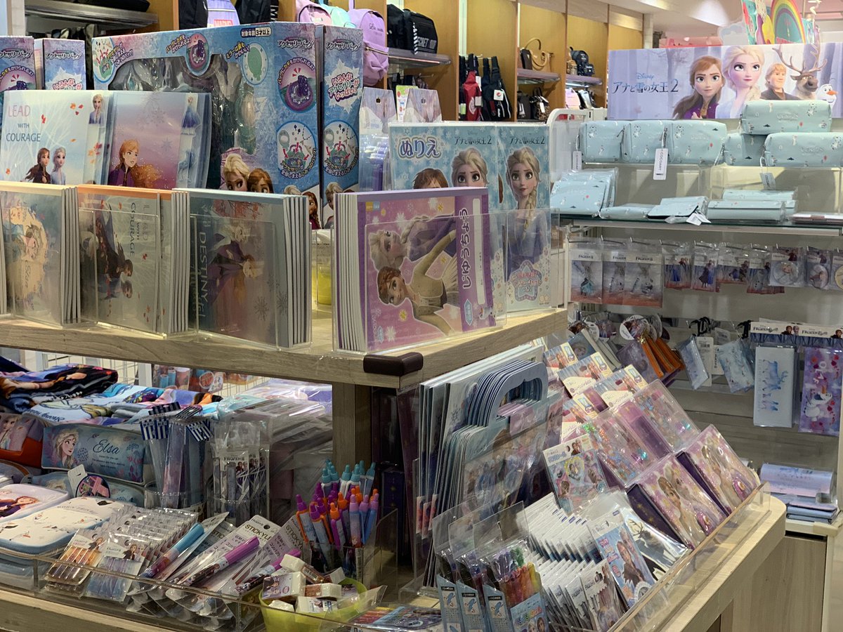 キデイランド吉祥寺店 連投失礼しますm M アナ雪 コーナー拡大しました キラキラハートコスメや アクセサリーバックなど ココロくすぐるアイテムが 映画公開に向けて 着々と キデイランド吉祥寺 ディズニー