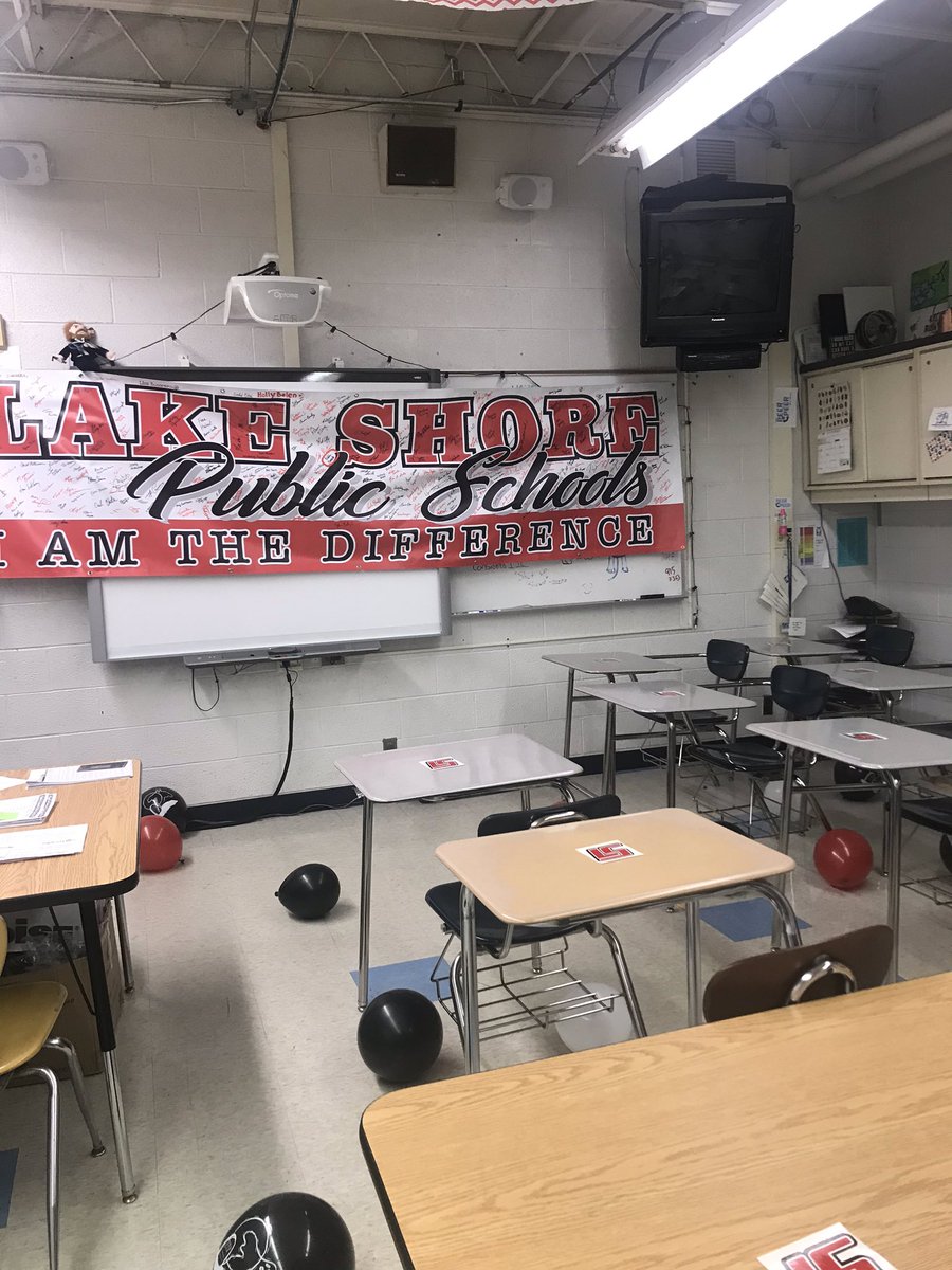 LSclassof2020's tweet photo. Mr. N. Gwozdz walked into a little surprise in his classroom this morning...🤫 #SHORIANNATION https://t.co/KS1uOf7MkG