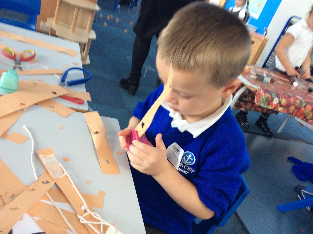 STEPHighCliff's tweet photo. Children in Penguins have been developing their fine motor skills by creating some autumn decorations this week. 
#Prewritingskills, #combiningmaterials, #exploration https://t.co/zbkpv3IAla