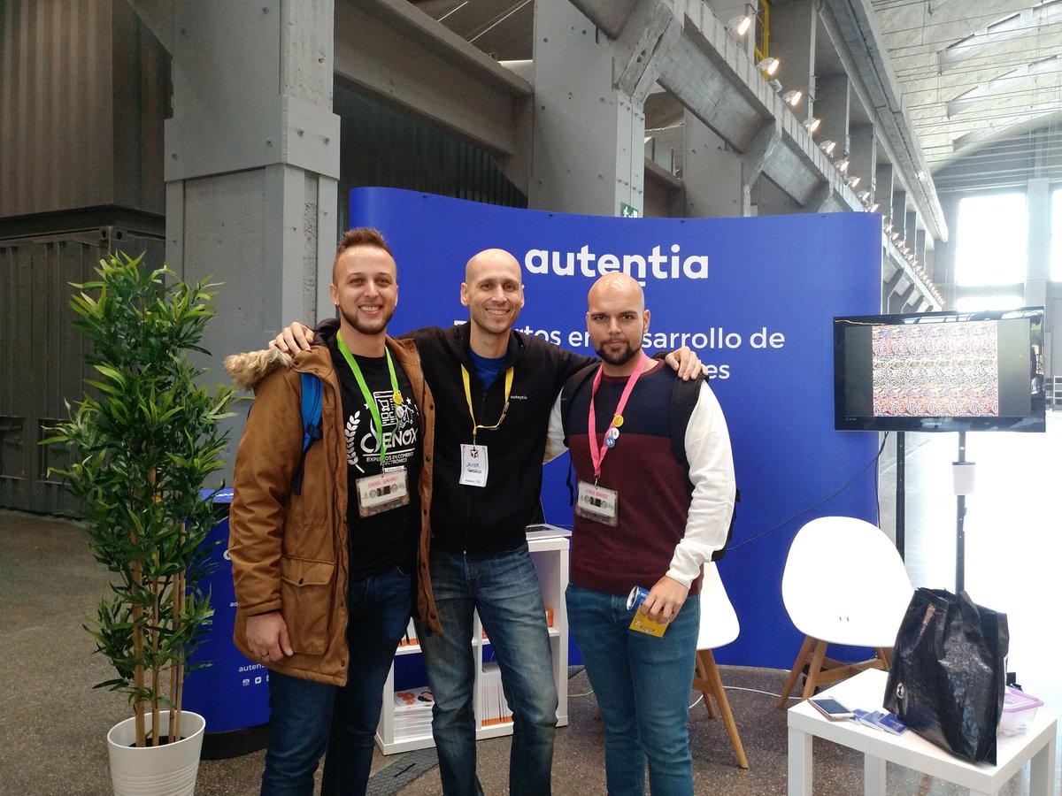 JavierKaizen's tweet photo. En el stand de @autentia en la #tarugo4 algunos han sido capaces de ver los estereogramas 3D y llevarse un regalito. Si andas por aquí a las 15:30 y de paso participas en nuestro segundo Kahoot!!! https://t.co/2cc6Crj6QD