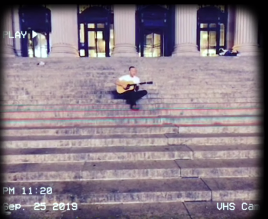 coldplayxtra's tweet photo. Chris Martin busking on the streets of New York City and performing #Orphans
🌙 #OrphansVideo #EverydayLife
☀️ https://t.co/cYlccVizck https://t.co/Dsz02nplaX