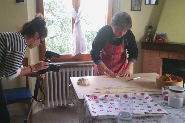 Oggi è il #WorldPastaDay!

Per l' occasione rileggiamo le parole di Catia quando ci ha raccontato "Un pomeriggio passato a raccontare, ma soprattutto a fare gli umbricelli: la buona cucina umbra che diventa protagonista"

#Umbria
➡️fairblogtravel.it/2016/03/07/gli…