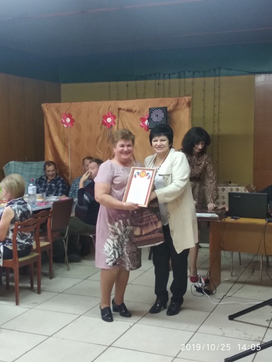 Торжественное мероприятие, посвященное  дню работника сельского хозяйства, прошло сегодня в СДК с. Сосновец. Глава Парского сельского поселения Чурбанова Татьяна Анатольевна вручила благодарственные письма лучшим работникам СПК "Искра"