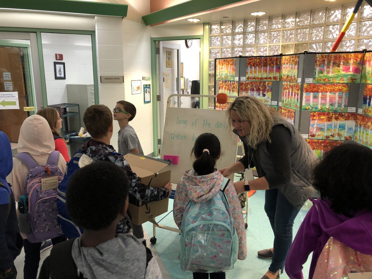 Our weekday mornings are so much fun because of DJ Polca-Dotty <a href="/MikalaPolca/">Mikala</a> and “Song of the Day”! #KindnessStartswithME #musicmakeseverythingbetter <a href="/MasonSchools/">Mason City Schools</a>