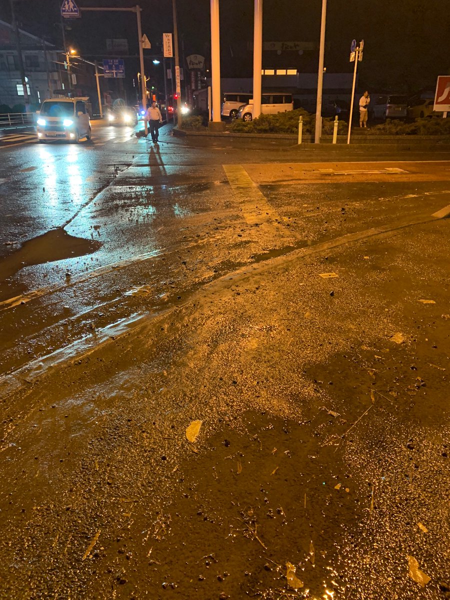 fuseotto's tweet photo. 茂原街道高師交差点から東部台、ドンキホーテ方面通行出来ませんよー。やまや、アンポンタンの前あたりで4台くらい車が立ち往生してます。
#茂原 #大雨被害 https://t.co/wViCveEjxN